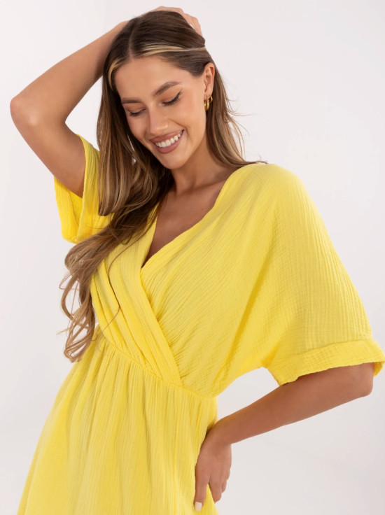 Gelbes ausgestelltes Kleid