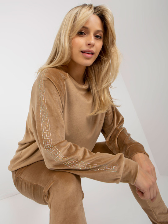 Brauner Veloursanzug mit Strassapplikation