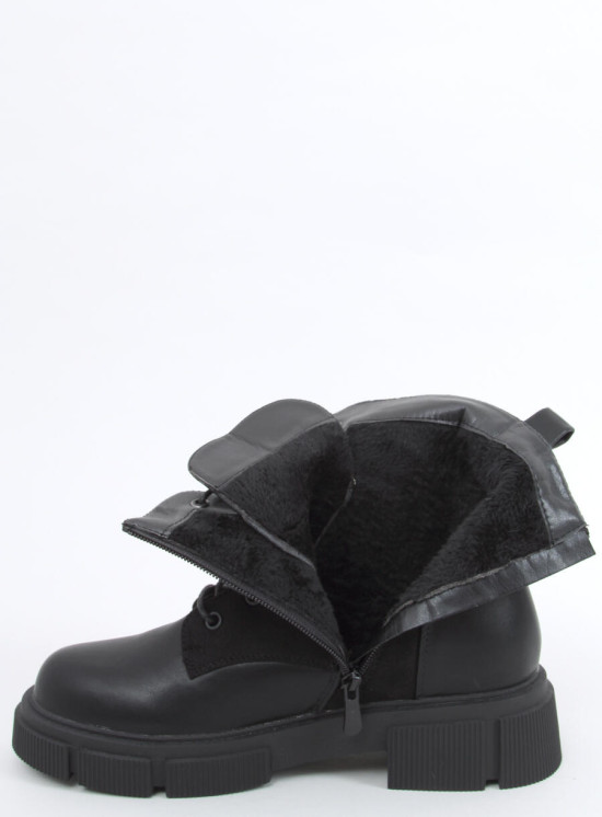 Schwarze Stiefel mit dicker Sohle