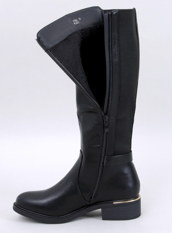 Schwarze hohe Stiefel mit goldener Schnalle