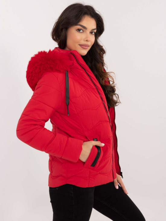 Bequeme rote Winterjacke mit Kapuze
