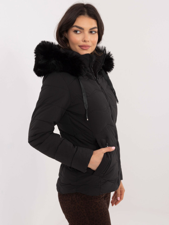 Stylische schwarze Winterjacke mit Kapuze