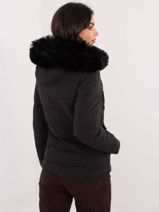 Stylische schwarze Winterjacke mit Kapuze