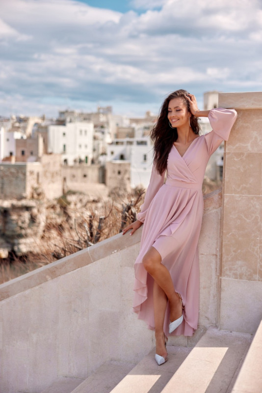 Asymmetrisches rosa Maxi-Kleid mit langen Ärmeln