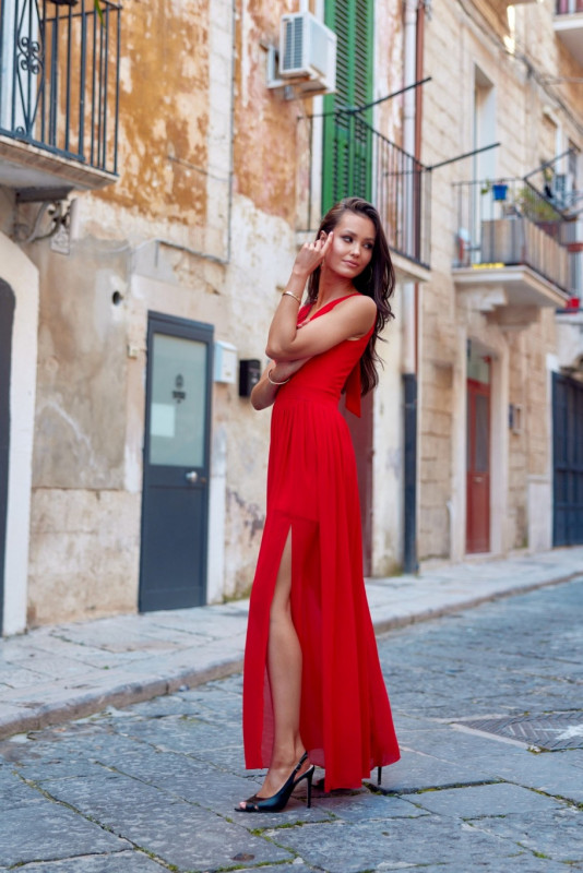 Langes rotes Kleid mit Wickelausschnitt und Rückenschnürung