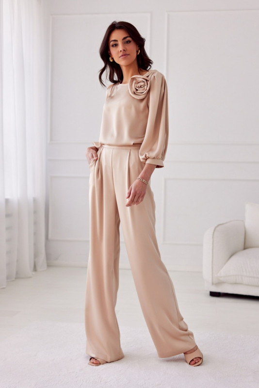 Beigefarbene Bluse Giana mit Rosenapplikation