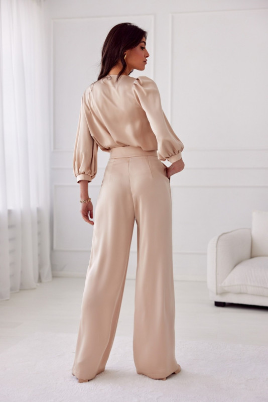 Beigefarbene Bluse Giana mit Rosenapplikation