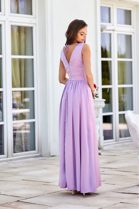 Satin-Maxikleid mit dekorativer Rose in Flieder