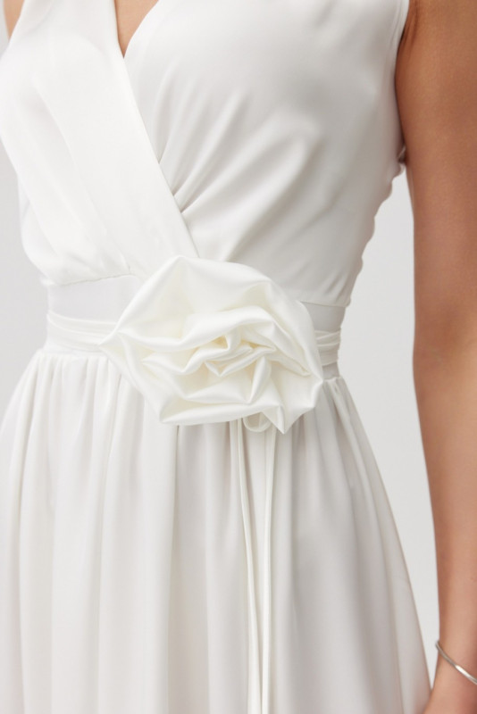 Satiniertes Maxi-Kleid mit Zierrose in Ecru