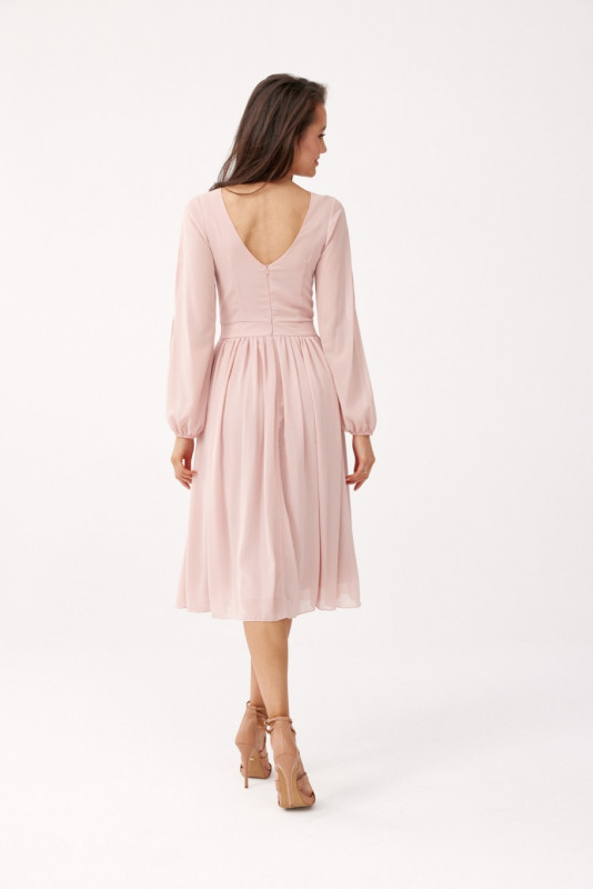 Rosa ausgestelltes Kleid mit Wickelausschnitt und langen Ärmeln