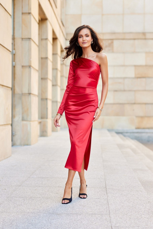 Satiniertes Midi-Kleid mit einem langen Ärmel in Rot