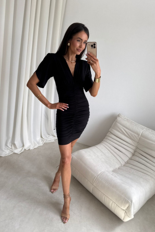 Schwarzes Mini-Kleid mit Raffung und Wickelausschnitt