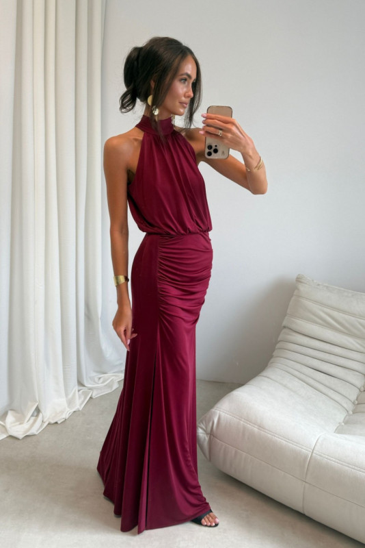 Langes bordeauxrotes Maxikleid mit Schlitz