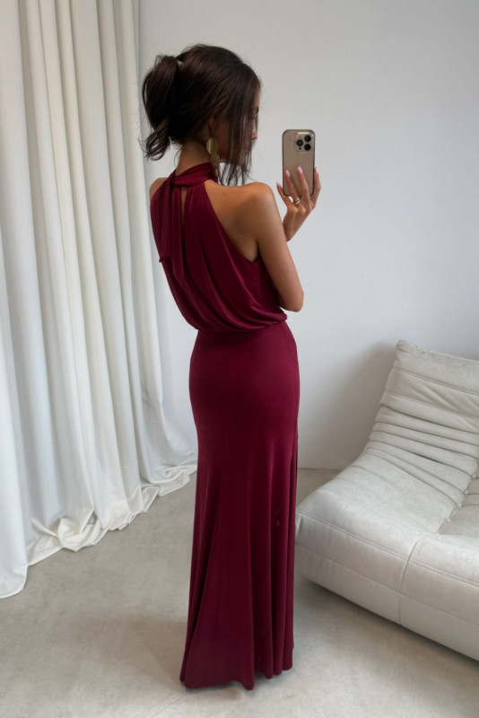 Langes bordeauxrotes Maxikleid mit Schlitz