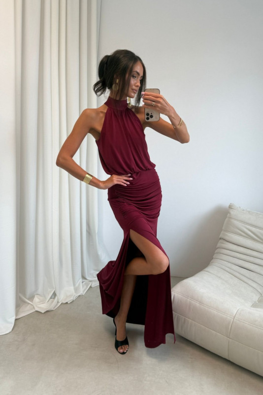 Langes bordeauxrotes Maxikleid mit Schlitz