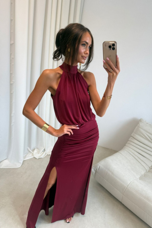 Langes bordeauxrotes Maxikleid mit Schlitz
