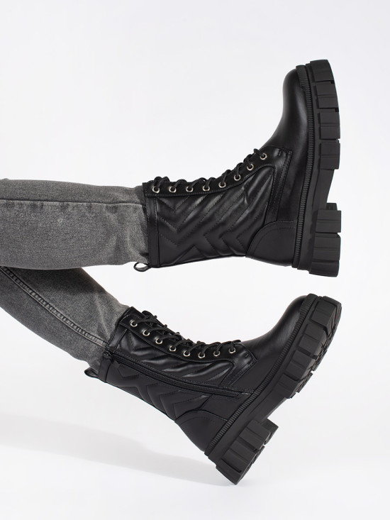 Schwarze Stiefeletten mit gestepptem Muster