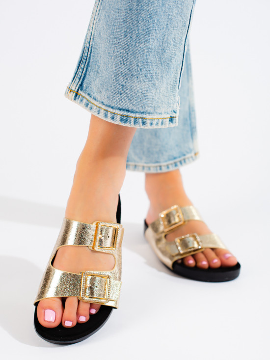 Goldene Slipper mit dekorativen Schnallen