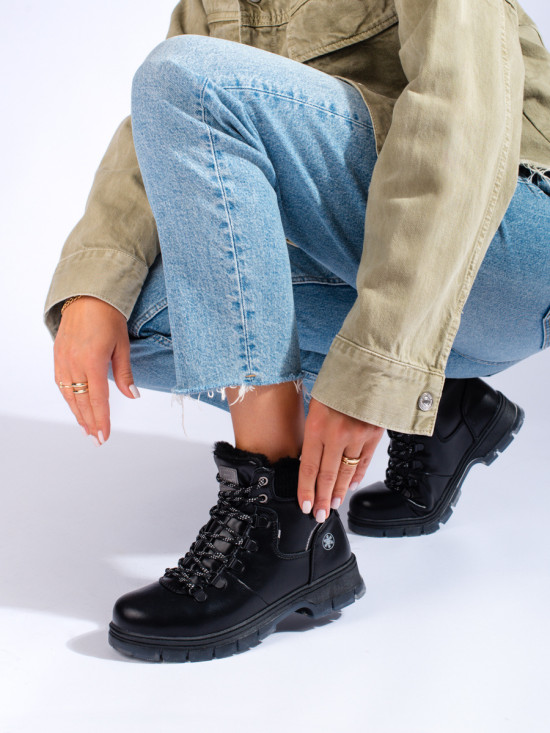 Schwarze Schnürstiefel aus Kunstleder