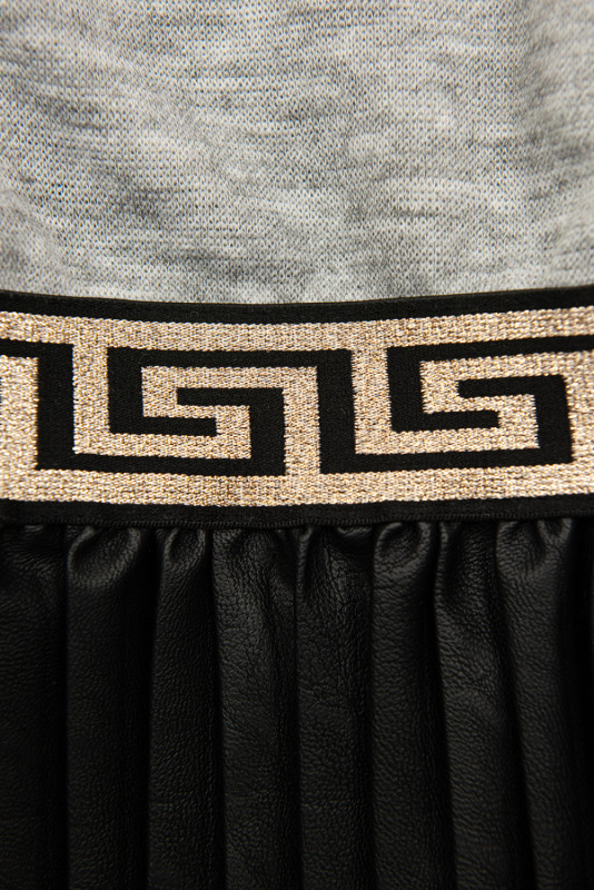 Mädchenkleid mit Faltenrock aus Kunstleder Grau