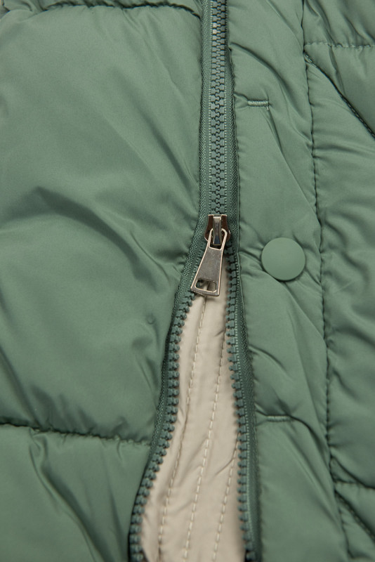 Steppjacke mit Kapuze für den Winter Salbeigrün/Beige