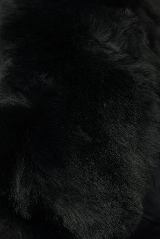 Damen-Steppjacke für den Winter mit Fell – Schwarz