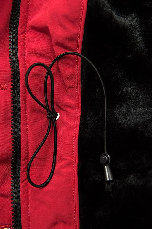 Winterjacke mit hohem Kragen rot