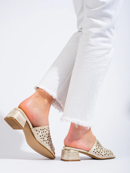 Luftige goldene Sandalen mit niedrigem Absatz