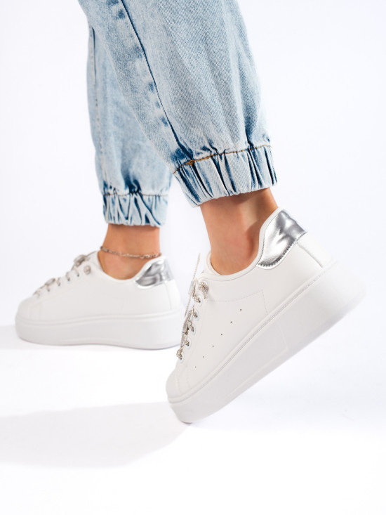 Weiße Sportschuhe mit Schmetterlingen