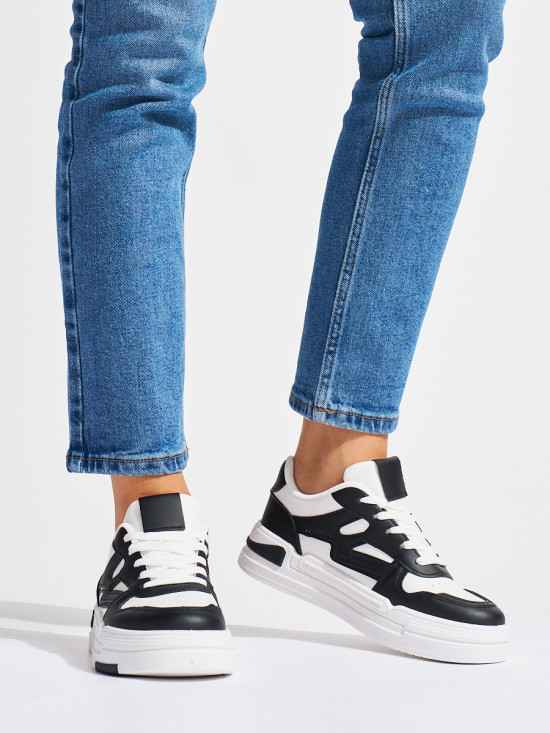 Schwarz-weiße Plateausneaker