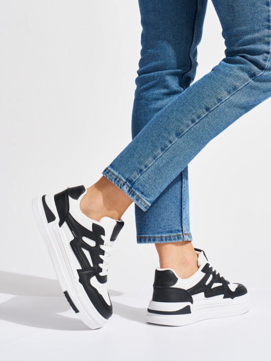 Schwarz-weiße Plateausneaker