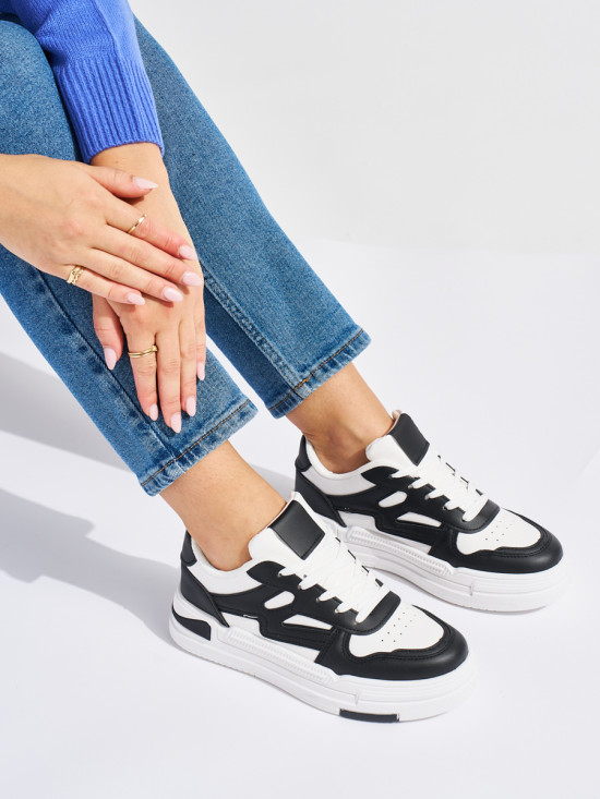 Schwarz-weiße Plateausneaker