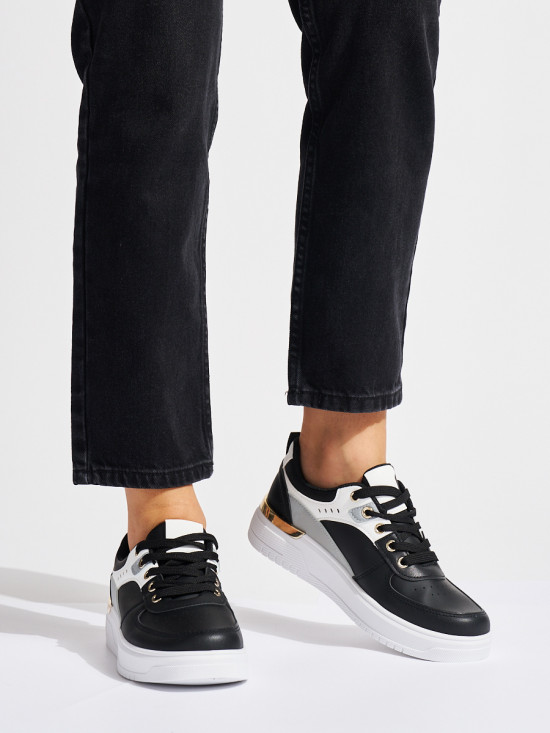Schwarz-weiße Sport Sneakers mit Plattform