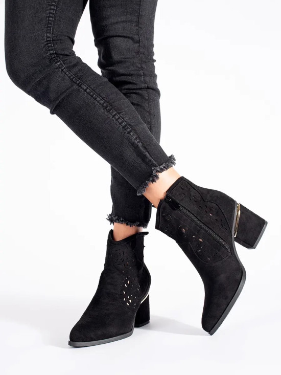 Schwarze durchbrochene Stiefeletten