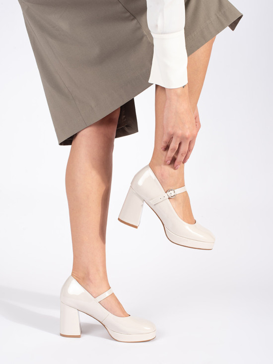 Beige lackierte Halbschuhe mit Absatz und Schnalle