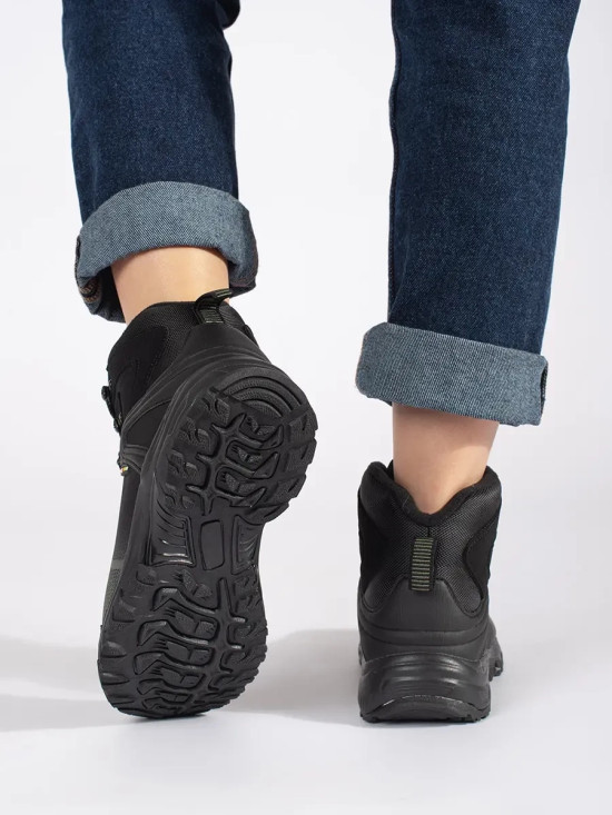 Schwarz-grüne Wanderschuhe