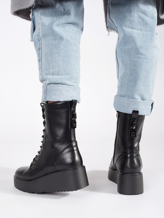 Schwarze Stiefeletten mit dicker Sohle