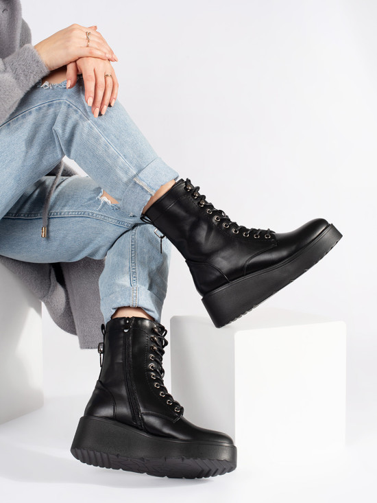 Schwarze Stiefeletten mit dicker Sohle