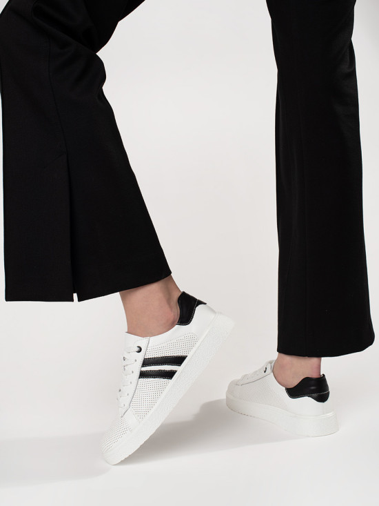 Weiße durchbrochene Sneakers aus echtem Leder