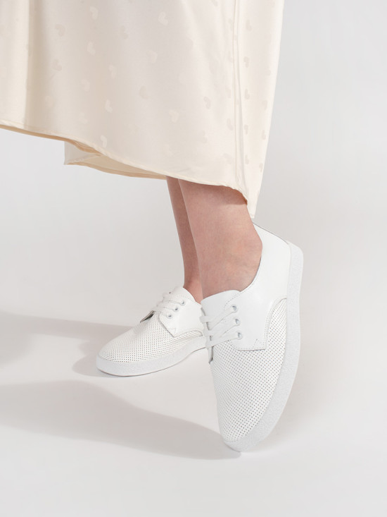 Weiße durchbrochene Sneakers aus echtem Leder