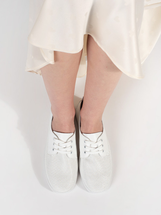 Weiße durchbrochene Sneakers aus echtem Leder