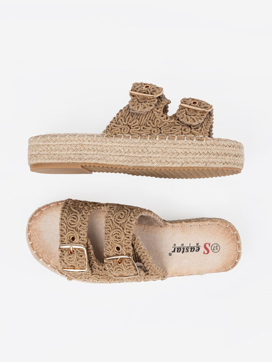 Beige geflochtene Pantoletten auf Plattform mit Schnallen