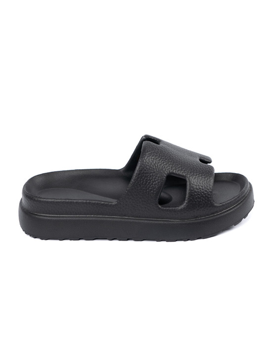 Schwarze Pantoletten auf Plattform