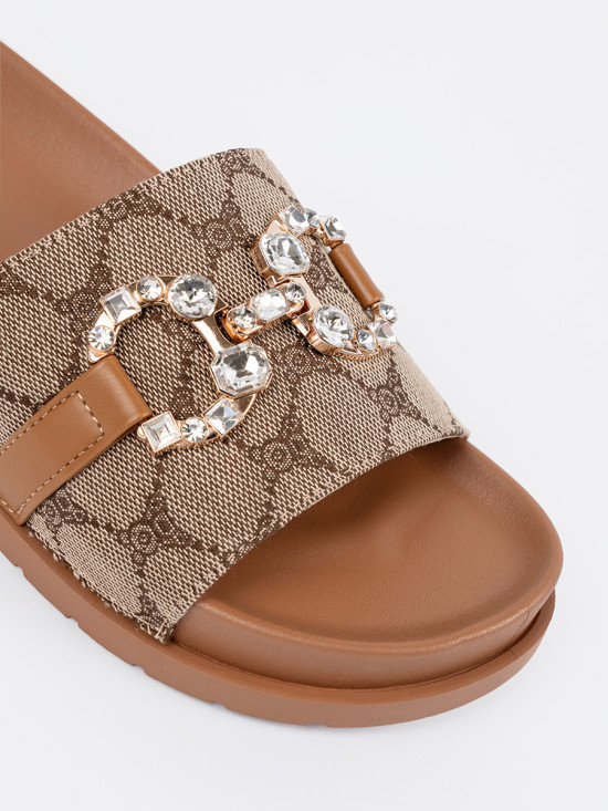 Braune Pantoletten mit Verzierung