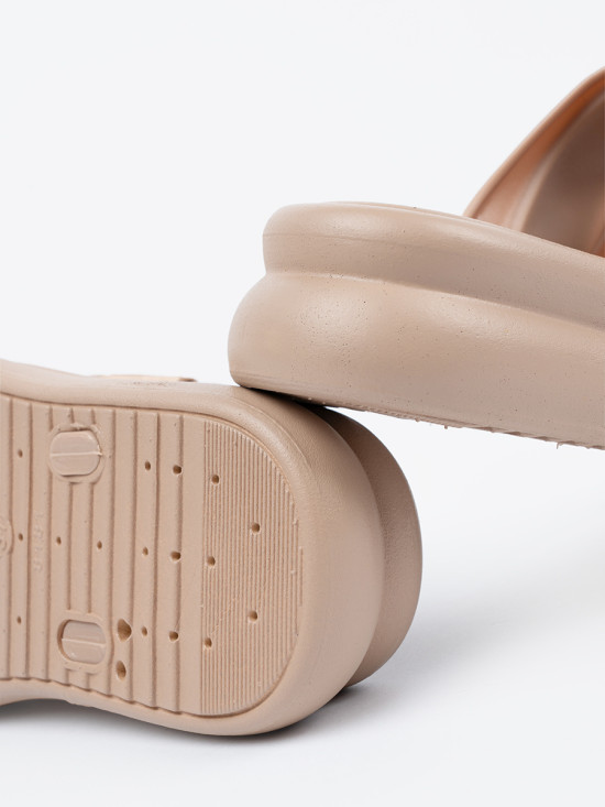 Beige Sandalen mit goldenen Schnallen auf der Plattform