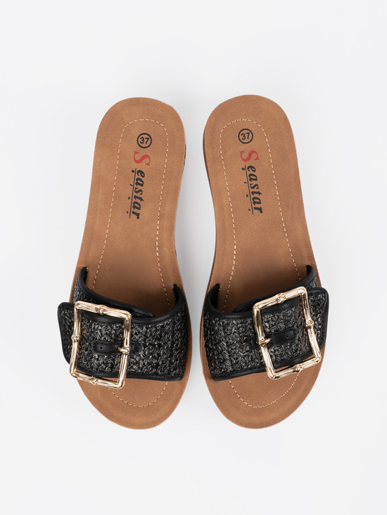 Schwarze Pantoletten mit goldener Schnalle