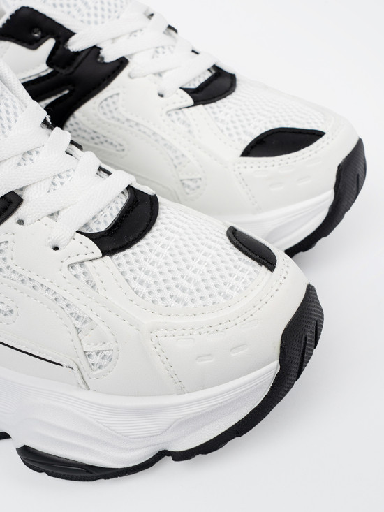 Weiße Sneakers mit dicker Sohle