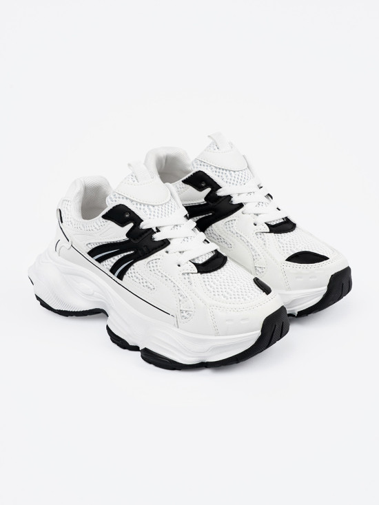 Weiße Sneakers mit dicker Sohle