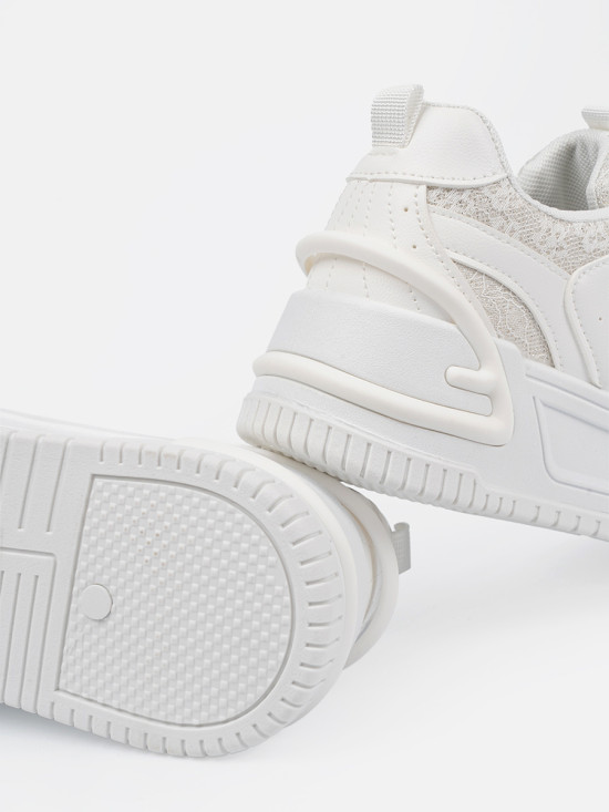 Weiße Sneakers mit Spitze