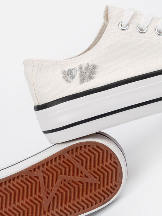 Weiße Sneakers mit Love-Schriftzug